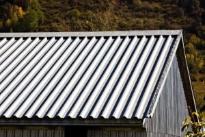 Les différents types de toiture en France et leur compatibilité avec une installation panneau solaire 8 tole ondulee