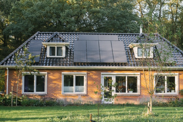 Rustic House with Solar Panels panneaux solaires toiture maison