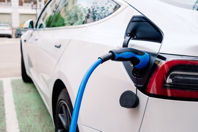 The demand for electricity to recharge electric cars is growing. voitures électriques